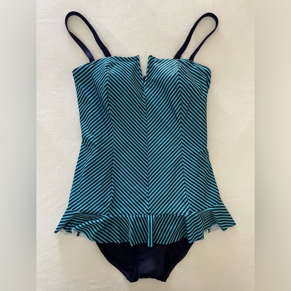 NWOT SPANX Striped Ruffle Wireless Padded One Piece Swim Dress Size 12 - Picture 2 of 10